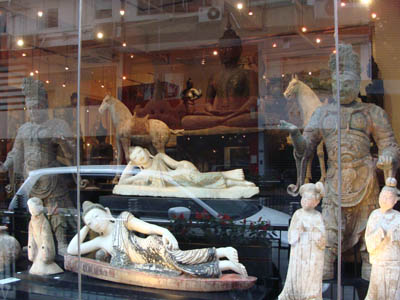 vitrine com deusas deitadas